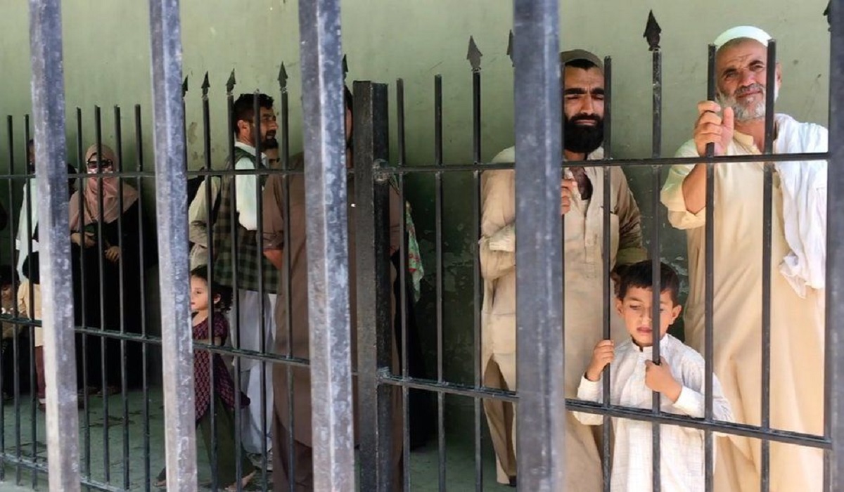 Afghanistan: Pakistan fences off from Afghan refugees